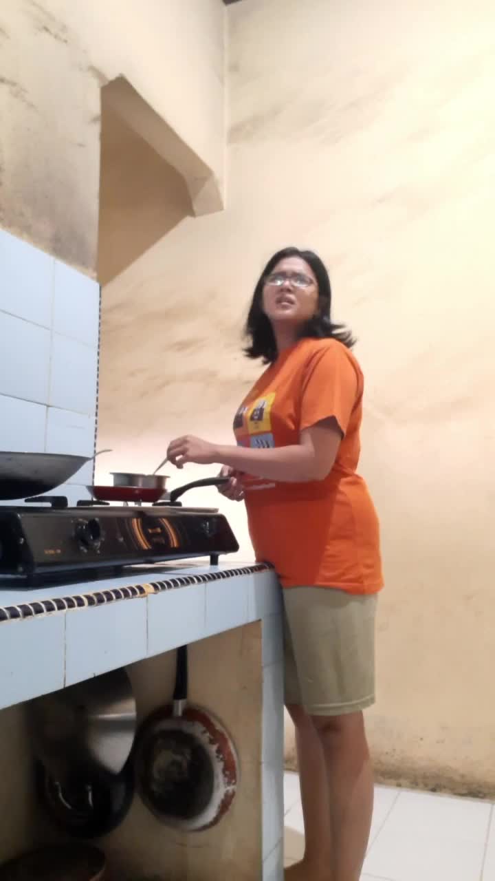 orang lagi masak ditanya2, ya gak konsen atuh
