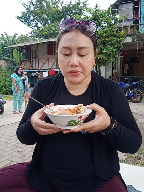 mom's Zahra makan bakso termaknyus 🤤🤤🤤🤤🌼🤣🙏 thanks guy's 🌼