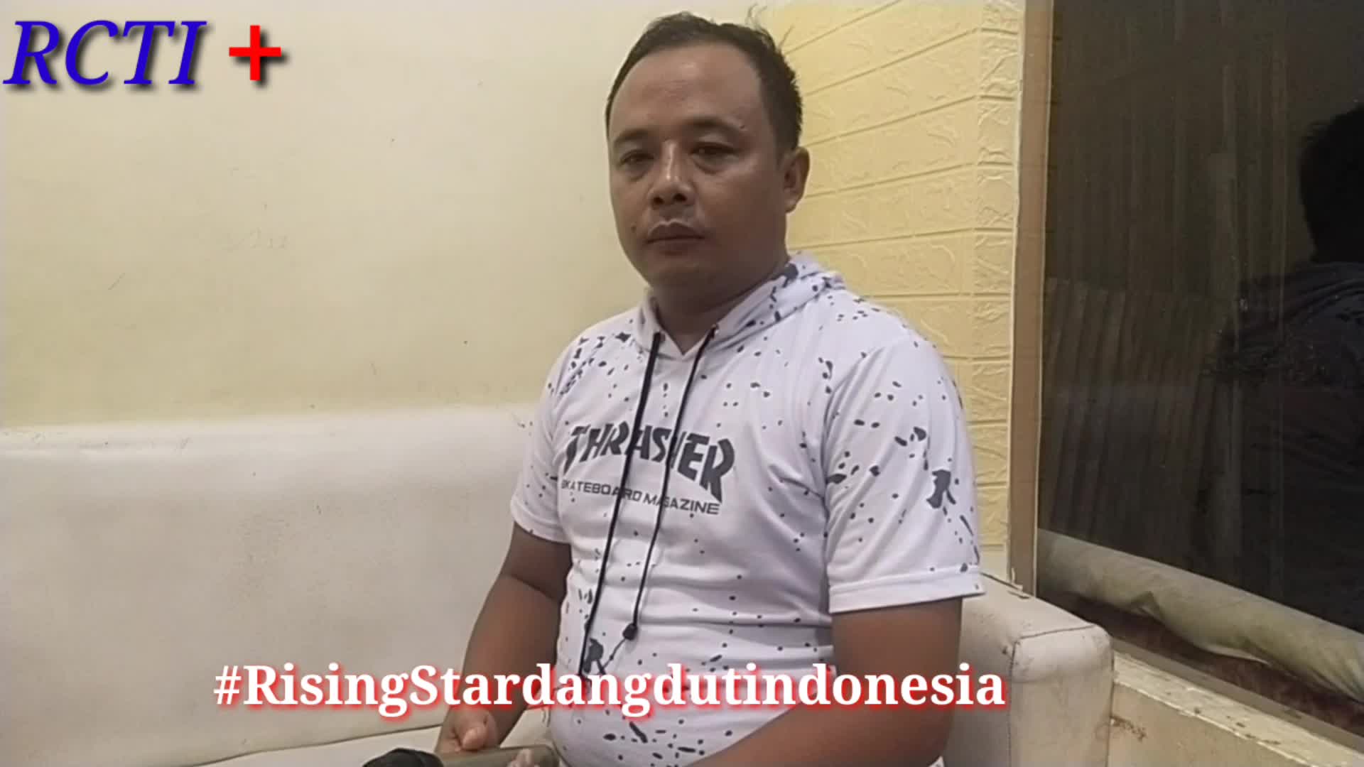 cinta adalah suatu anugrah yg harus di pertahan kan..cinta ak mengenal segalanya..karna cinta ada lah hati..
