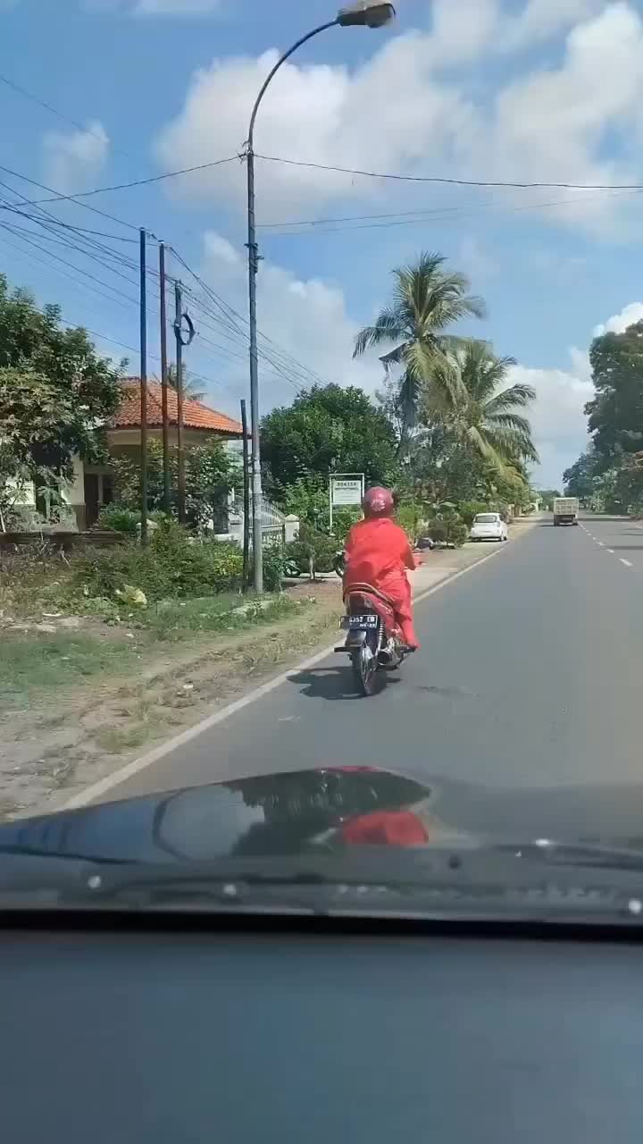Yang baju merah jangan sampe lolos