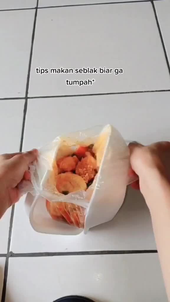 Tips Makan Seblak Anti Tumpah