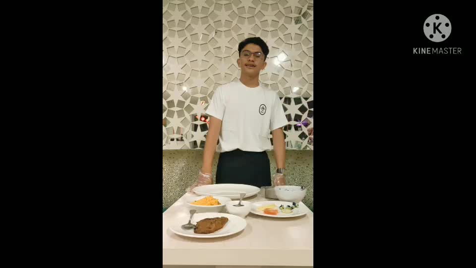 #onlineauditionmci8 kalio sirloin steak dengan pure ubi ungu dan urap sayuran.  daerah asal kota padang