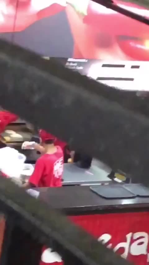 Karyawan Yang Cinta Pekerjaan