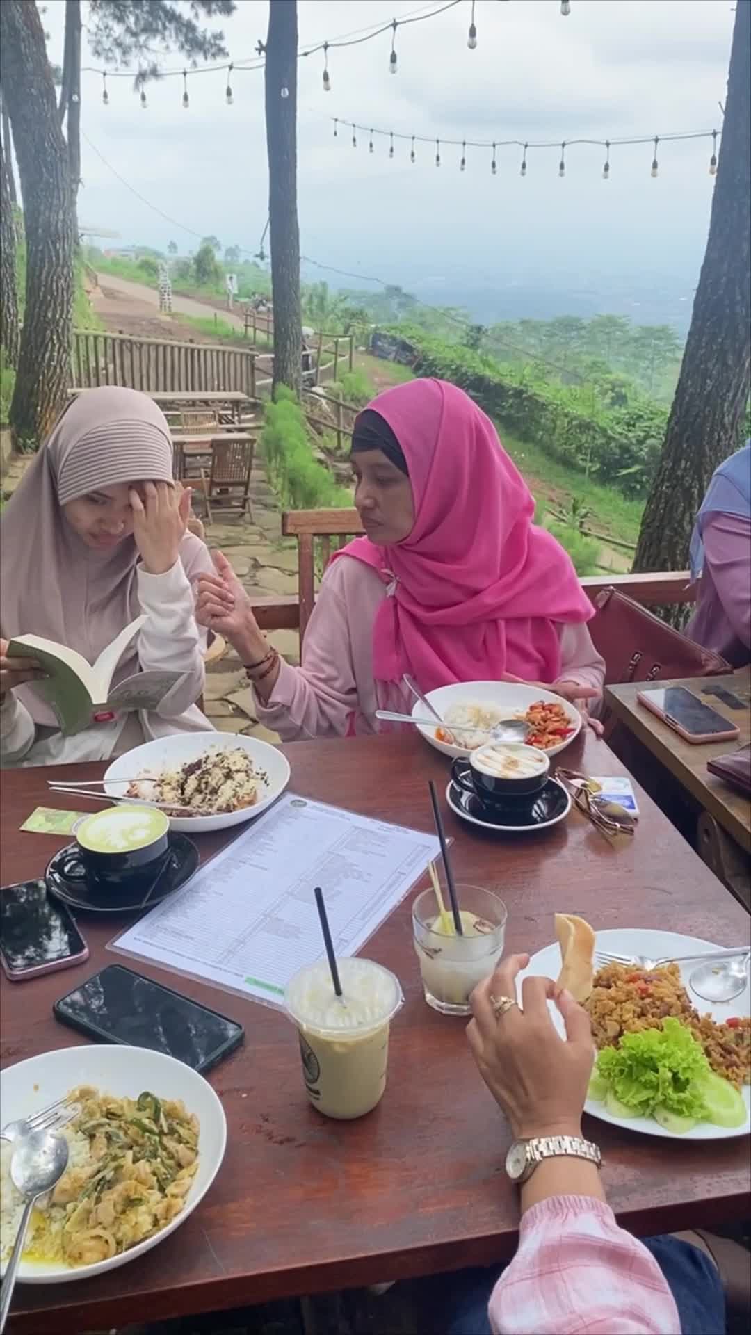 Sagof Coffee and eatry

Sensasi ngopi di tengah hutan pinus di Palutungan, Kuningan Jawa Barat

#RookieHotsStar
#RCTI
#Talent
#Competition
#