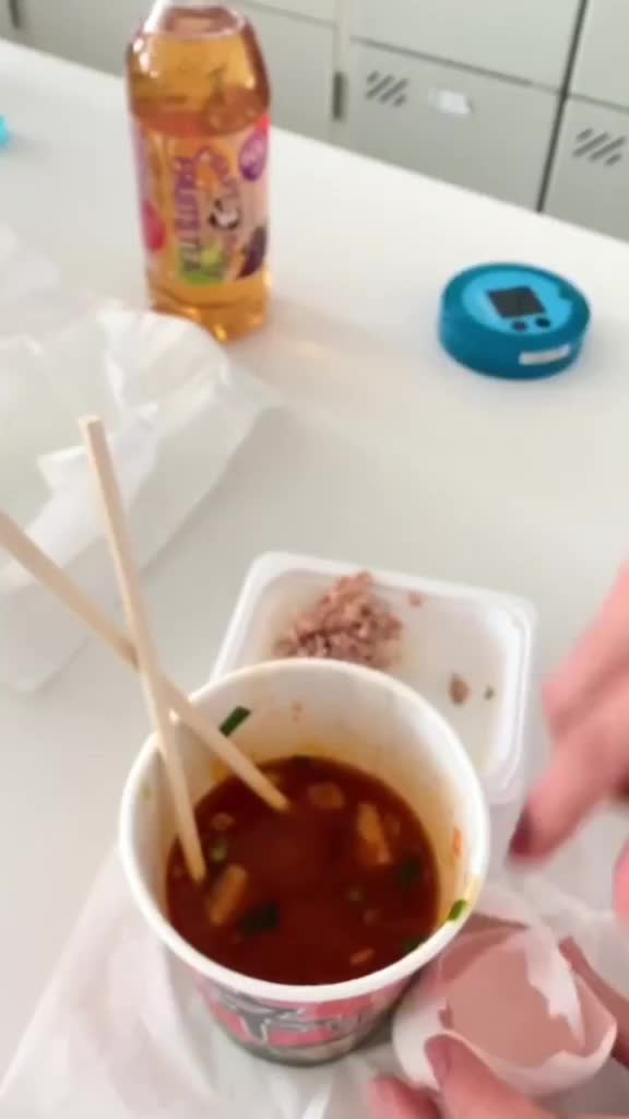Cara Beda Menikmati Kuah Pop Mie