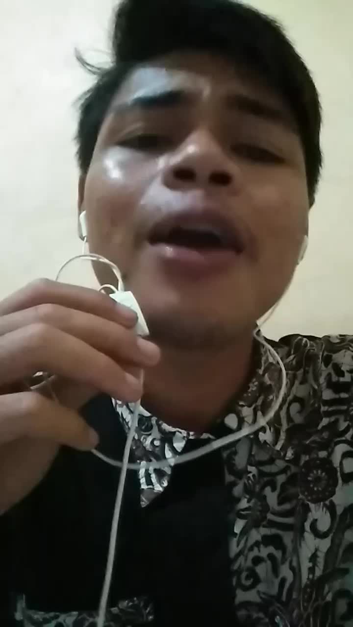 NAMA : RAMDAN UMUR :22THUN ALAMAT:kp.kawungsari RT04/05 kec.baleendah kabupaten.bandung provinsi:Jawa barat judul lagu: HARUSKAH BERAKHIR