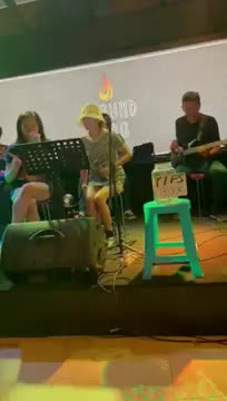 Im not singer .ini live band ir any olace but ak hobby banget nyanyi selain masak berbagai macam masakan Dan makanan desert .Beti  IraShell