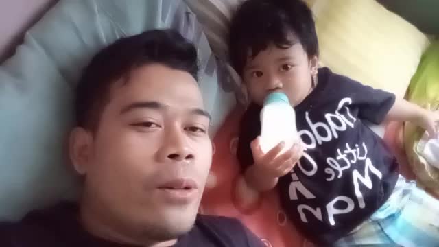 ayah bersholawat menemani anak yang sedang dot