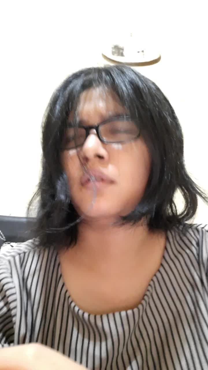 rambut mbak Mir sampe begitu akibat tiap hari ngeliat kelakuan Kiki yg pedenya tingkat dewa