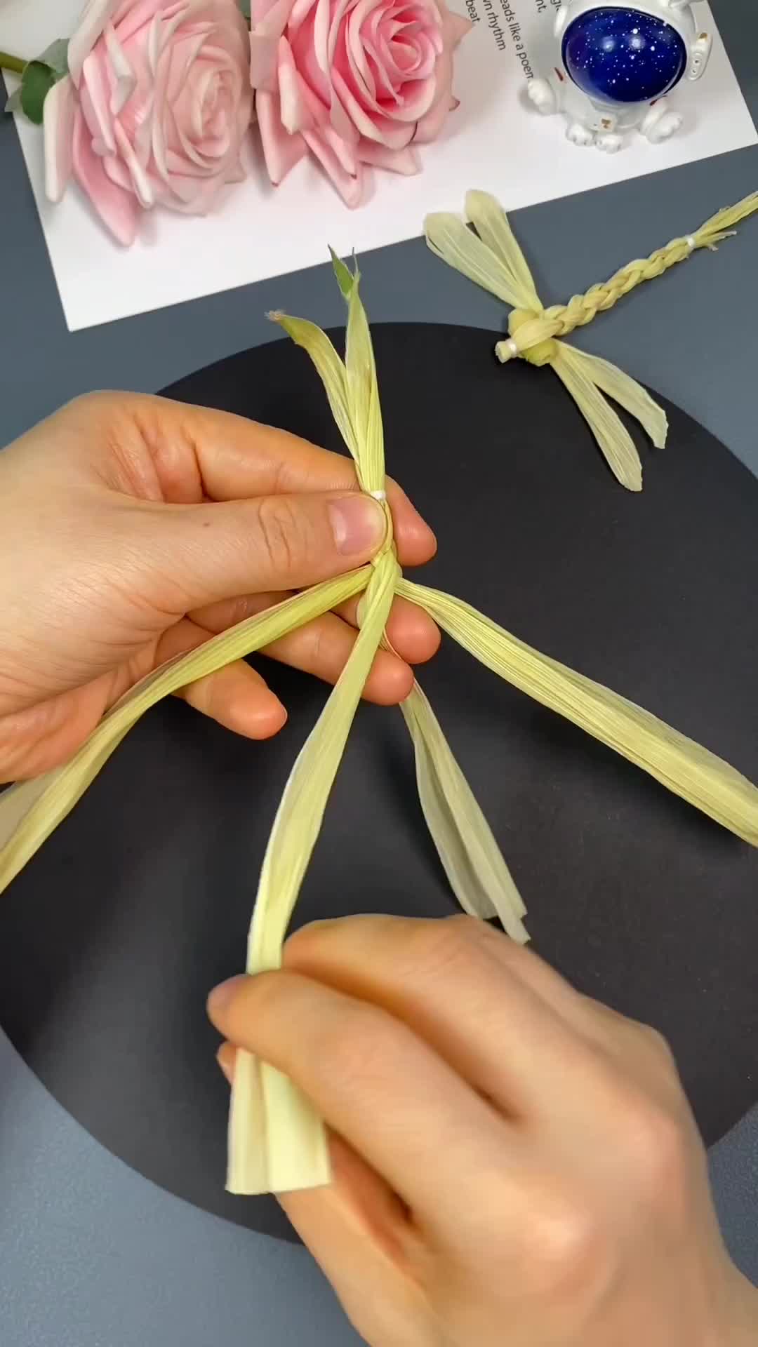 Cara membuat capung dari kulit jagung