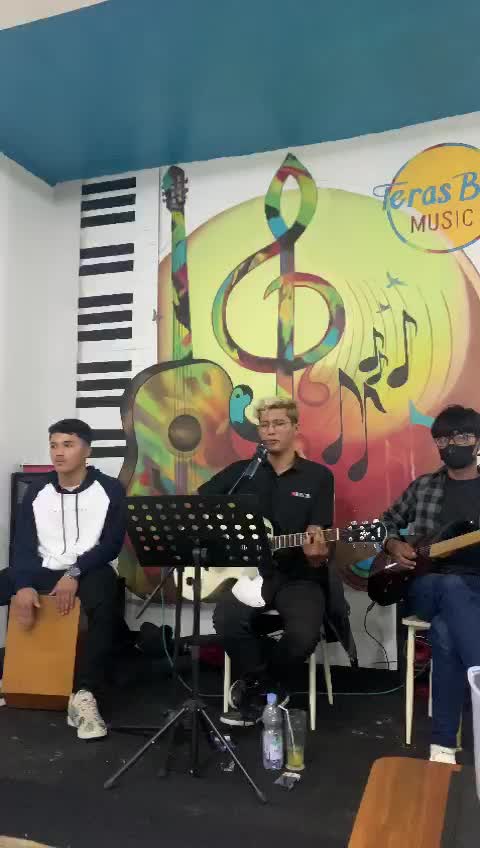assalamualaikum gengs, nama saya ginardi dan disini saya sedang membawakan lagu yang berjudul unintended dari muse, jngan lupa like and vote