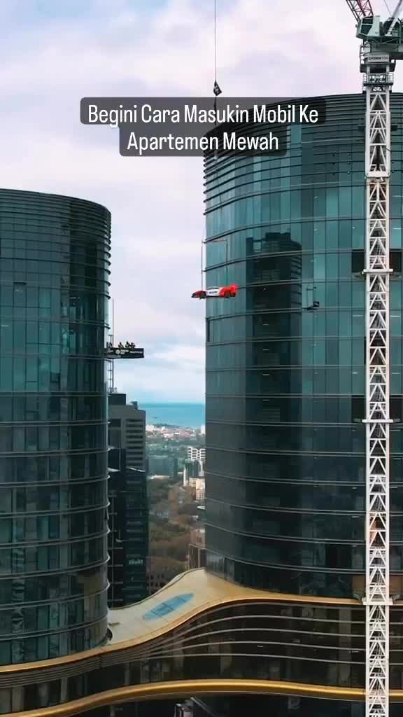 Begini proses air lifting mobil McLaren Senna GTR seharga Rp44 milyar dimasukkan ke Penthouse seharga Rp575 milyar.

