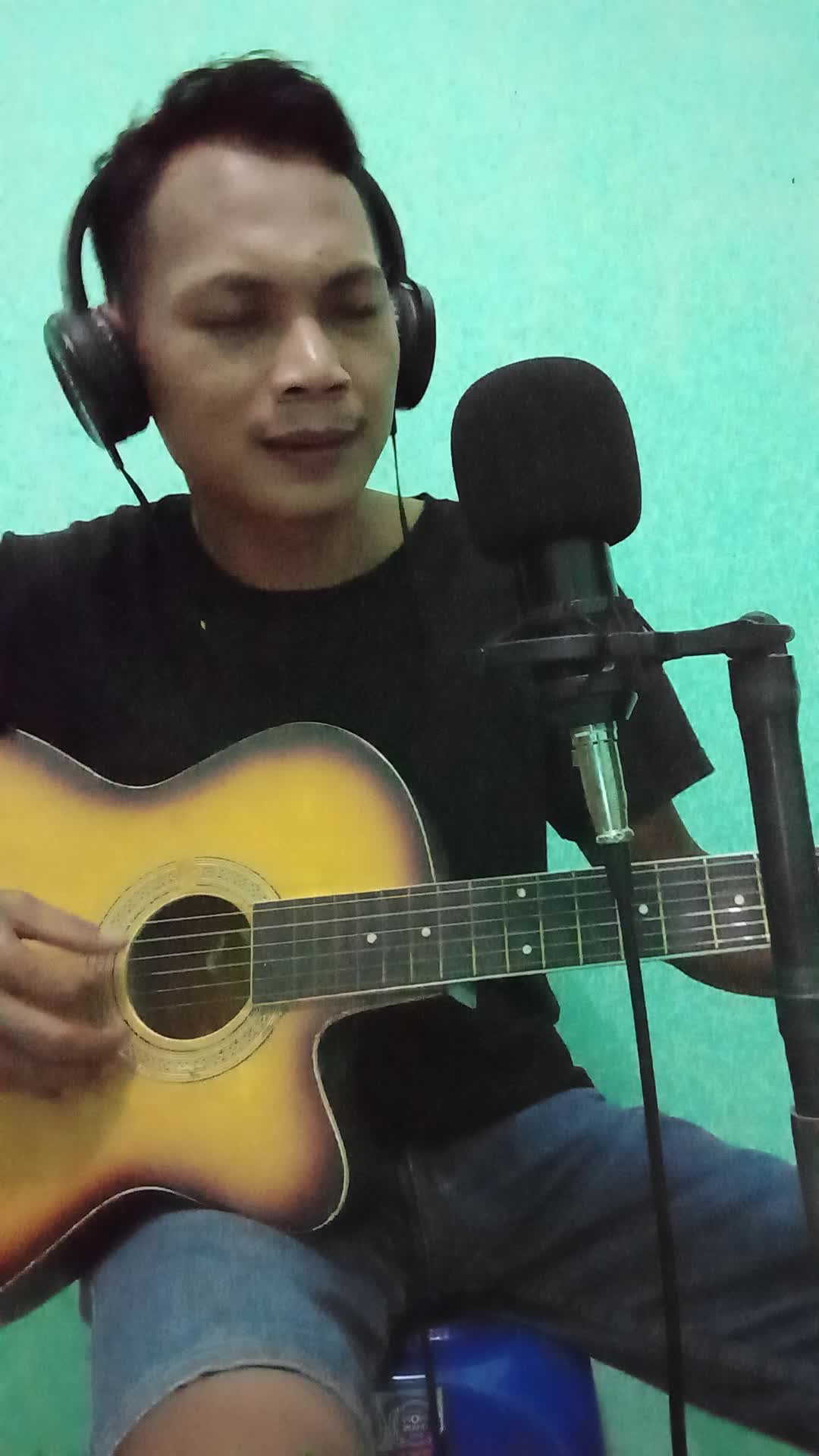 lagu ini karya saya sendiri (ciptaan saya sendiri) judulnya JANGAN MACAM MACAM😊