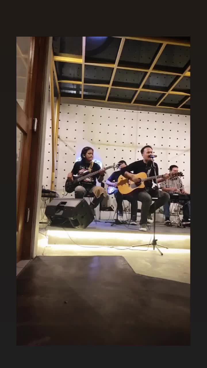 Boleh ikutan kali yaaa pake lagunya Gigi - Terbang
#singer #vocalist 