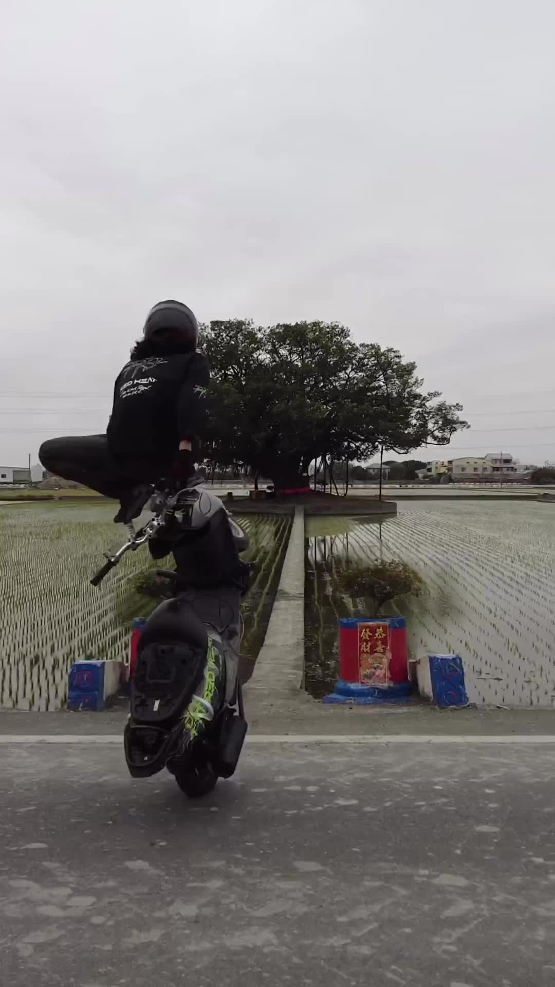 ampir aja jatuh