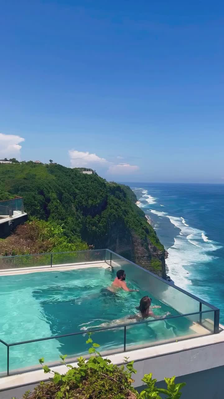 Afternoon dip in one of the most epic infinity pool that settled on the top of Uluwatu’s cliff 🌊