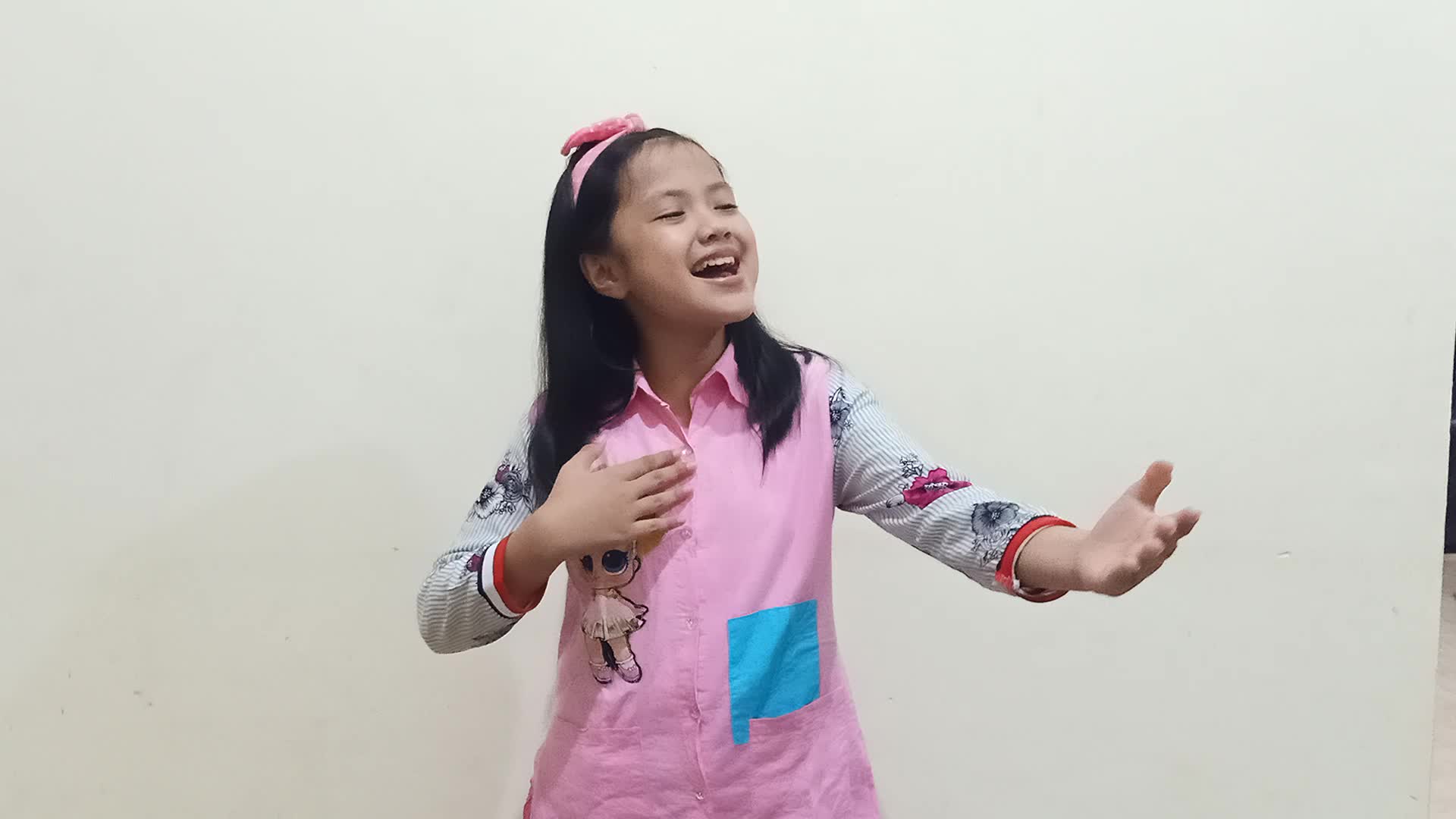 Fiorenza callysta yuzan,umur 11 thn, dari kota padang; menyanyikan lukisan Indonesia (Naura)