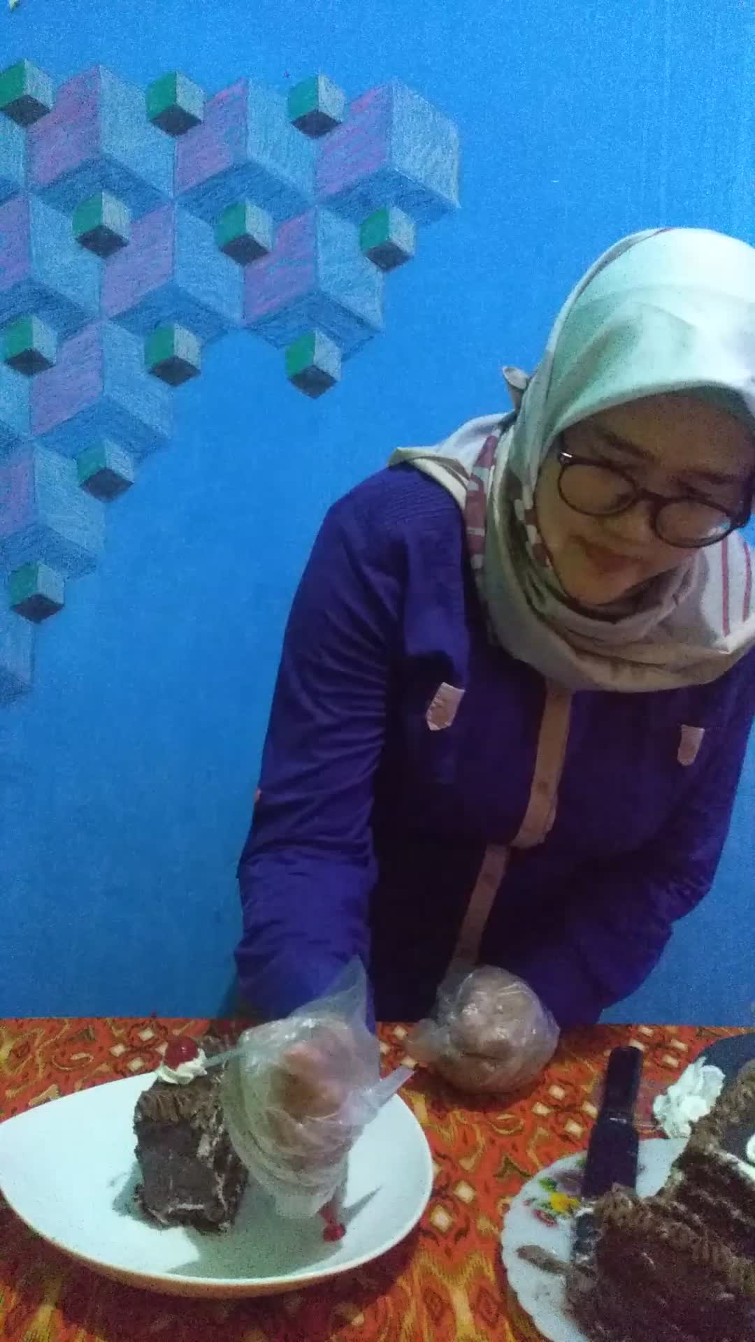 perkenalkan nama saya ibu Elly tinggal didepok,hobby memasak & bikin kue 
