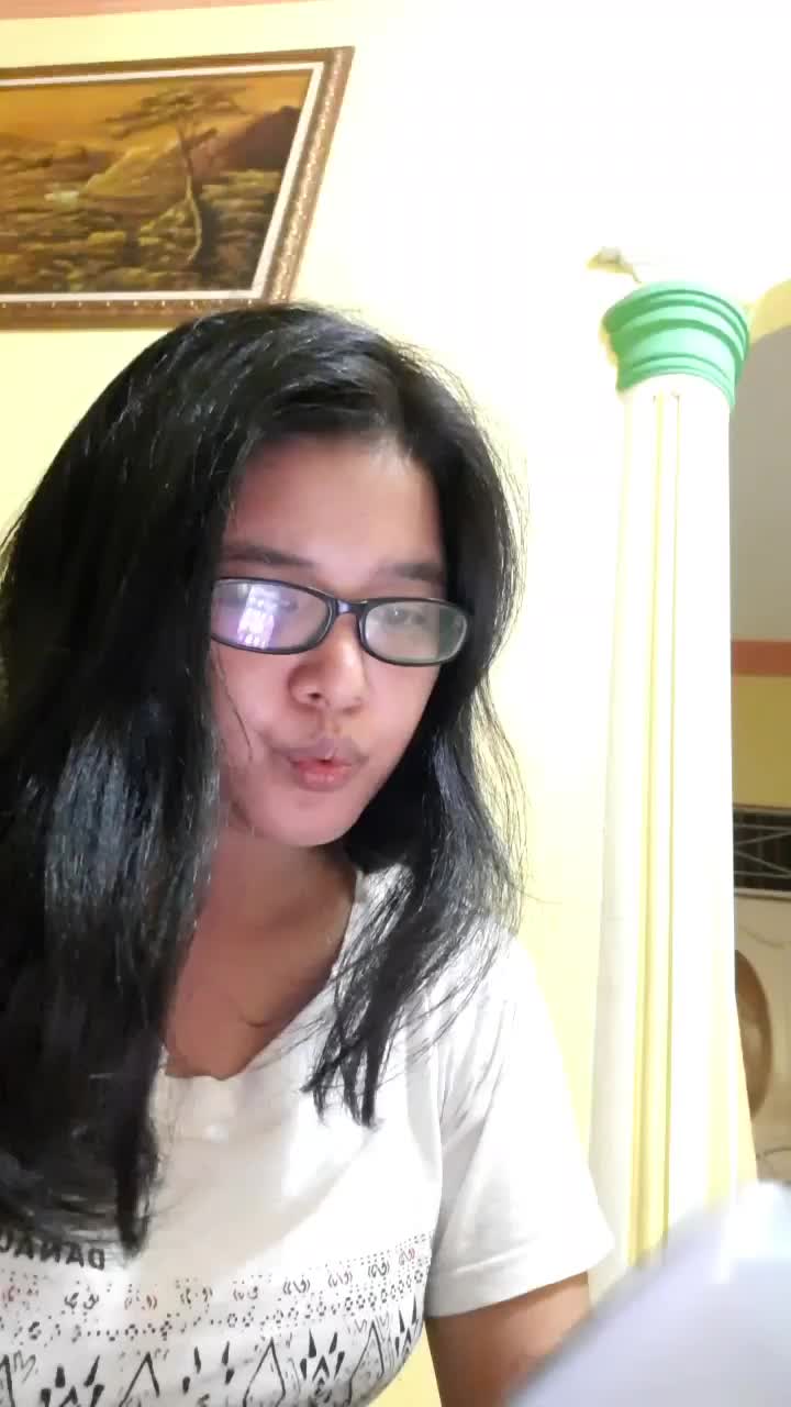 org udh marah2, die malah tetep asik maen HP sambil bersiul. bener dahhh....