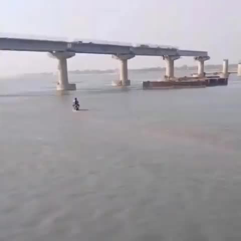 Pengendara Motor Ngambang