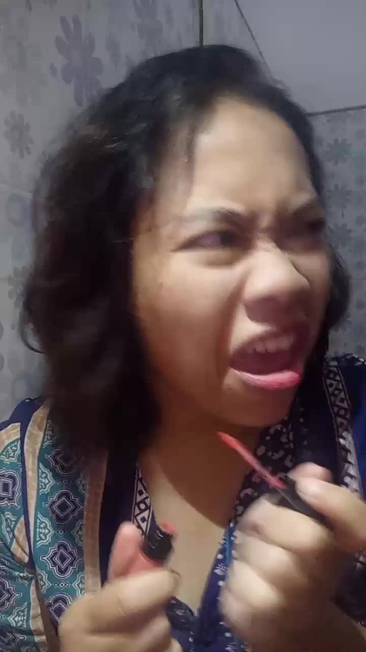 curi curi pandang trus ketauan kan malu ngakunya , sampe gk rata belipstiknya 😂😂😂