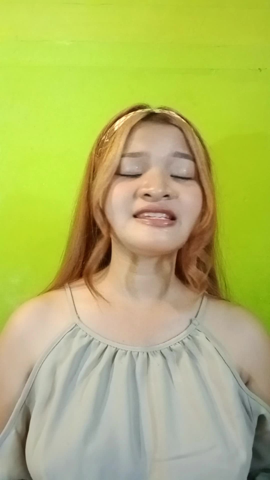 halo perkenalkan nama saya Nindy Amalia, usia 22 tahun, asal Lamongan, lagu pertama judika-putus atau terus,lagu ke 2 vinapanduwinata-cinta 