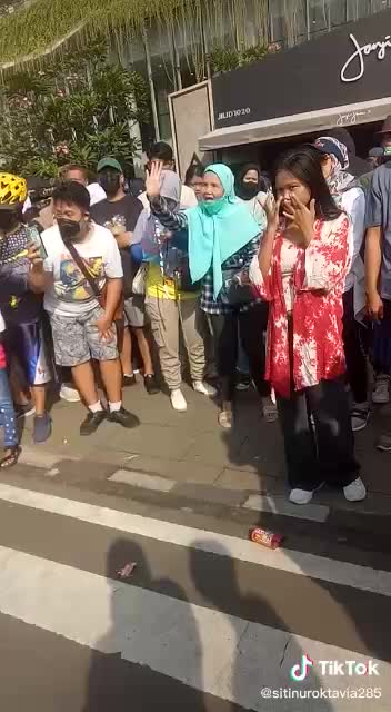 HoLiday si koneng (Camura Fashion week) toLong bantu Love vote foLow share coment di buang sayang thanks for watching