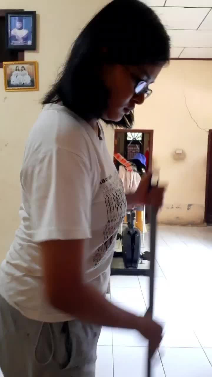 butuh kerjaan sih, tp disapu dlu itu rumah sampe bersih 