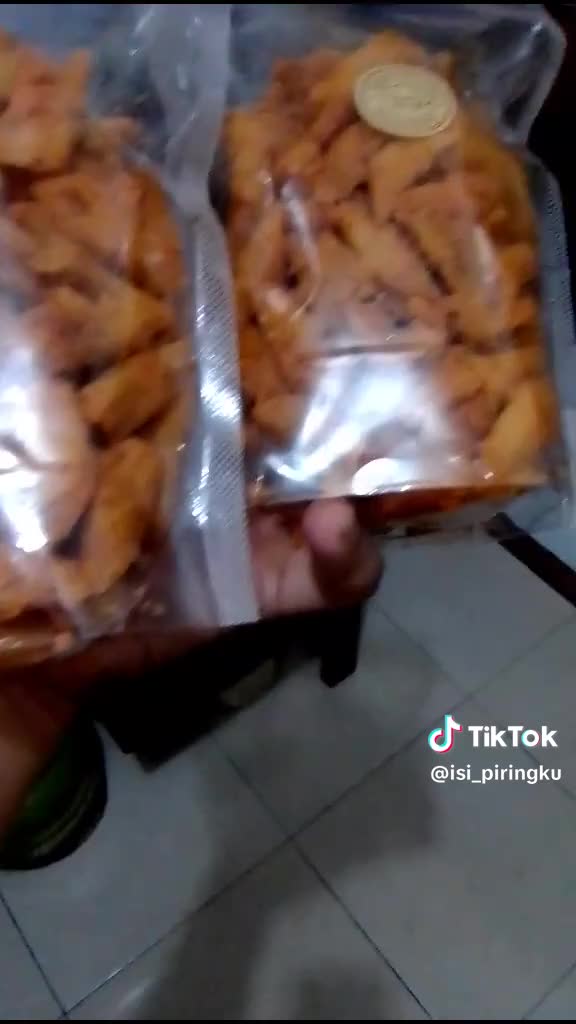 Sore permisi mau jualan nih Lumpia rollnya harga Rp 15.000 free ongkir bisa dm atau ke TikTok @isi_piringku