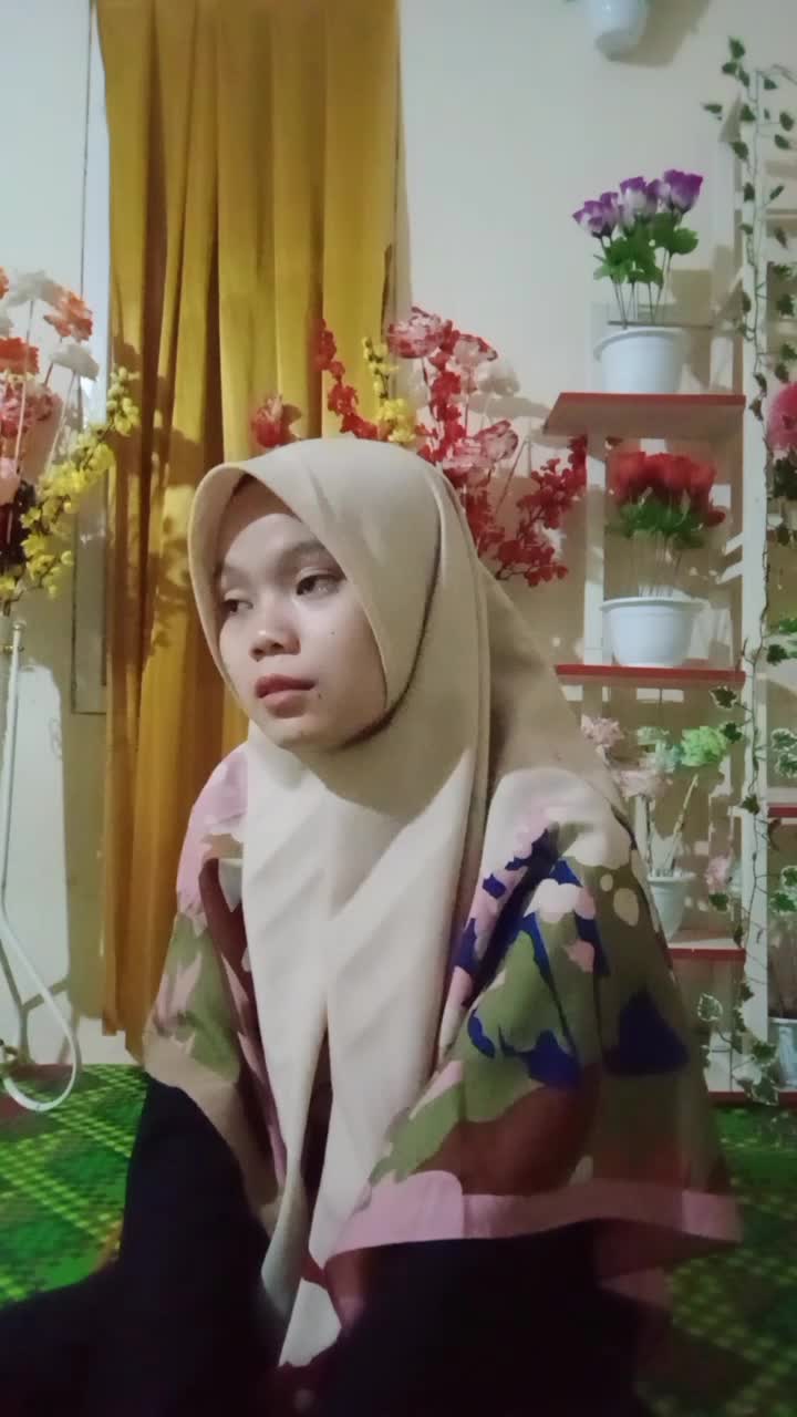 Bismillahirrahmanirrahim.. Assalamu'alaikum semuanya..  siti maryam_19 tahun_Cianjur_sholawat robbi kholaq & isfa'lana..