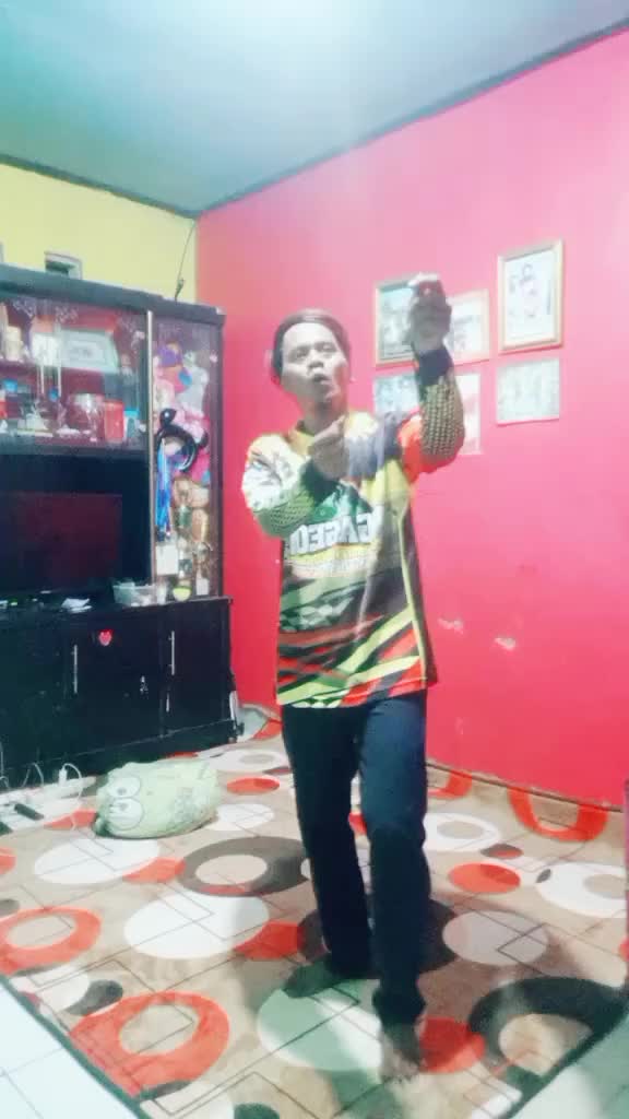 mentang layangannya di dalam rumah ajah