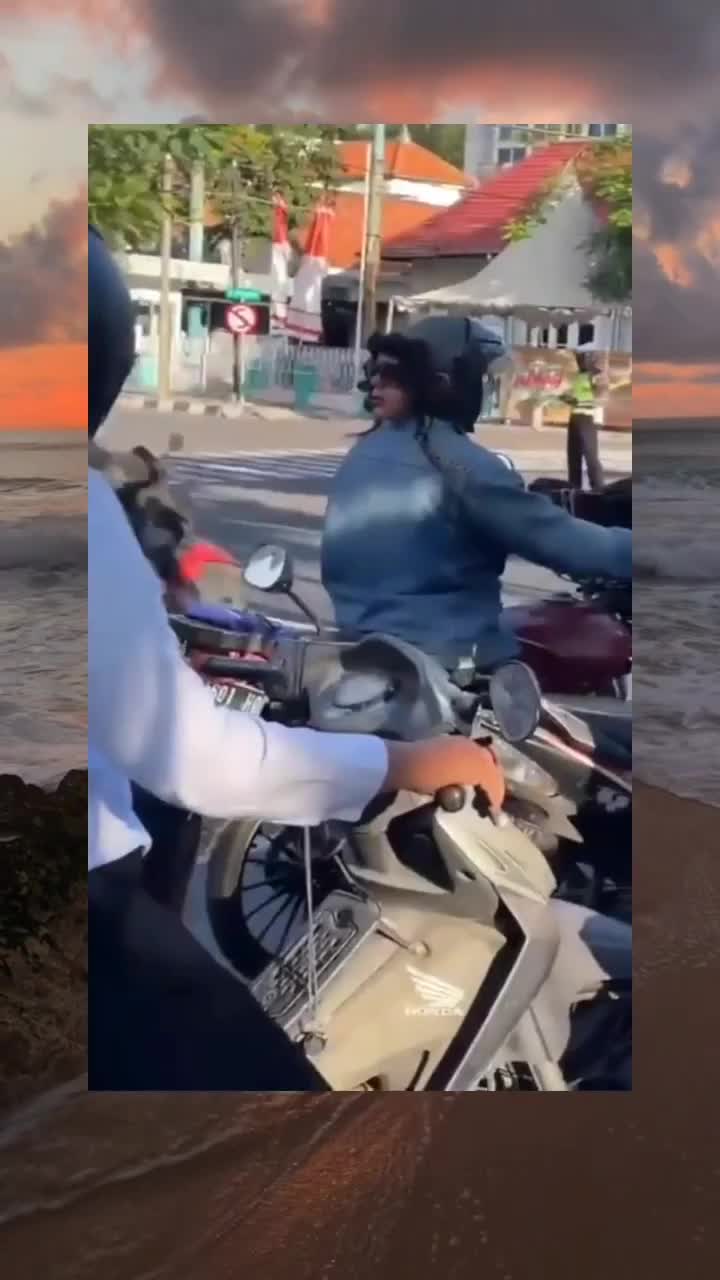 Siapa Sih Yang Ngide Helm Begini