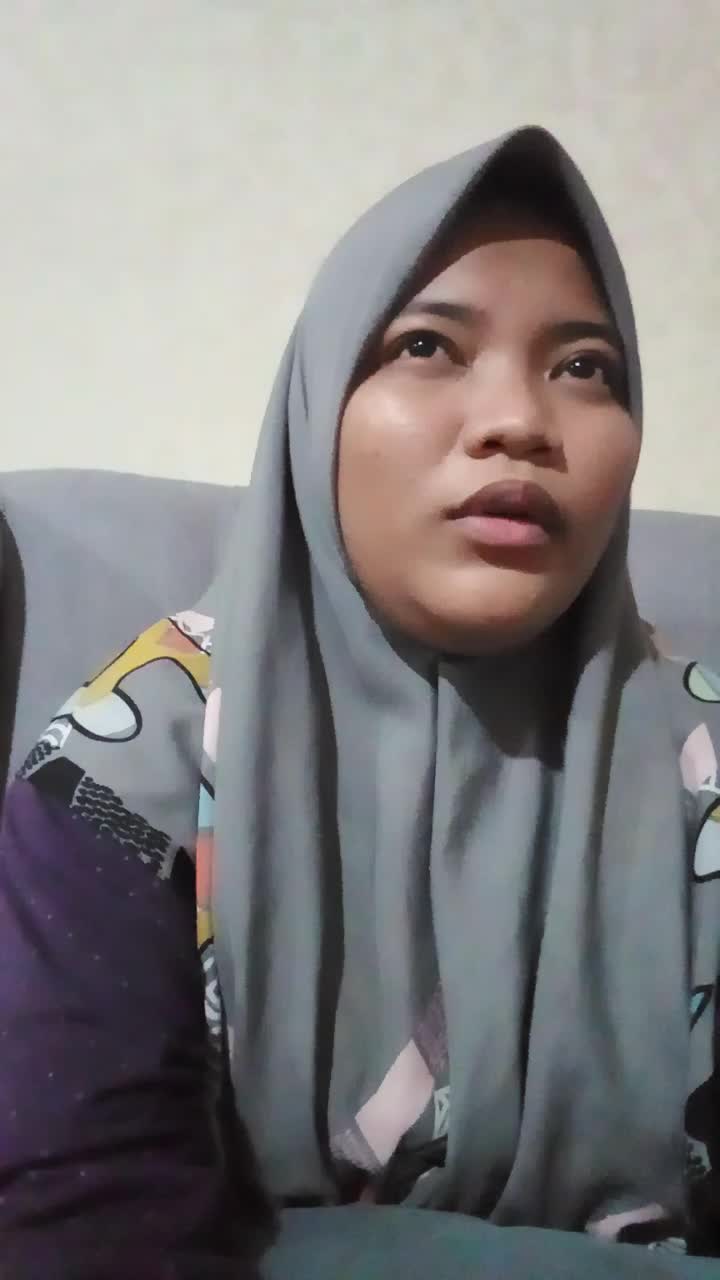 Qoriyatul Aeni,19 thn,karawang,motivasi:ingin belajar serta menjadikan shl