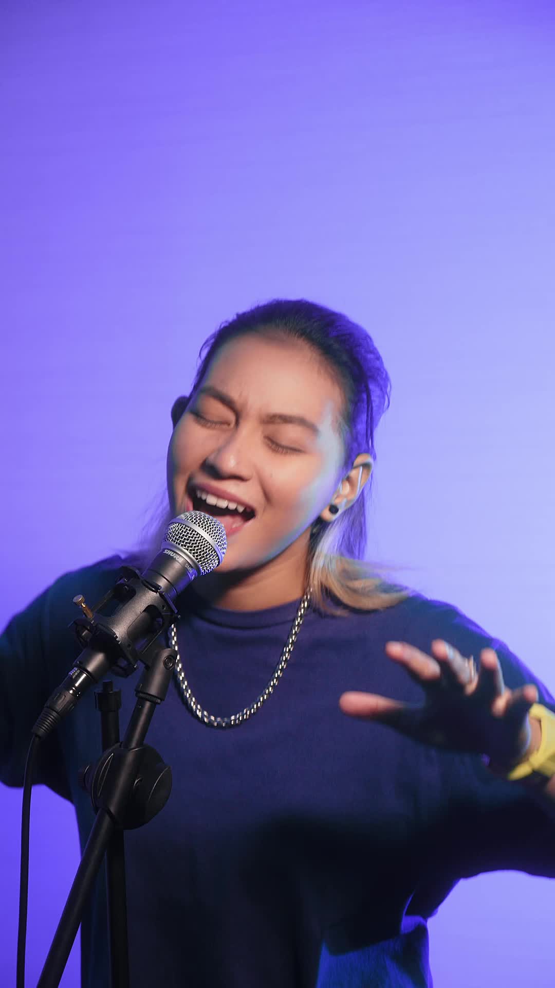 Hallo! Perkenalkan aku Catur. Aku sangat suka bernyanyi. This song “Sesaat Kau Hadir” cover by me. Enjoy!🔥