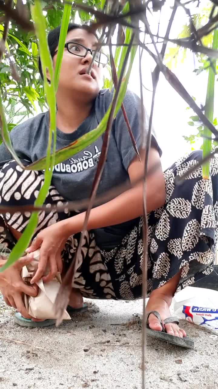 orang lagi sibuk ngambil jambu orang, ini orang malah datang nanya2 keburu ketangkep dah gw. hadehhh