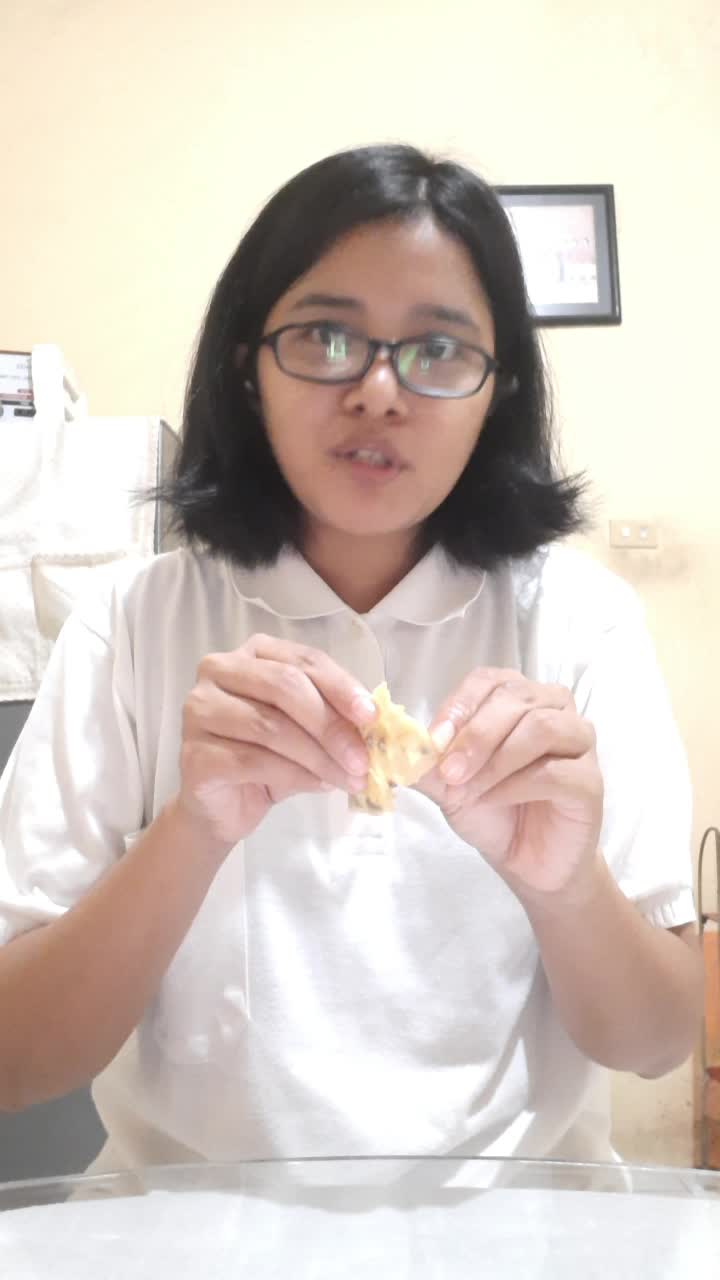 review peyek kacang tanah.... 