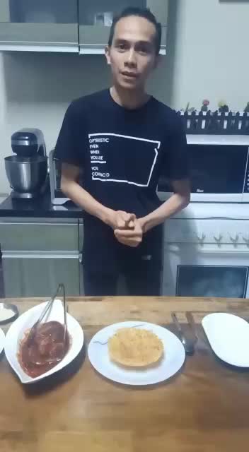 Moch sandi alhaz ,26 tahun asal Bandung . Korean spicy chicken with potato basket