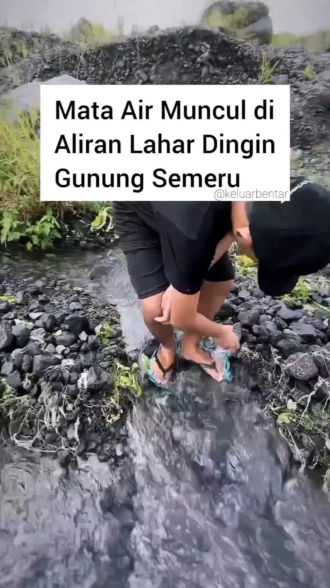 Mata air ini berada ditengah aliran lahar dingin gunung Semeru. Mata air adalah air tanah yang keluar ke permukaan