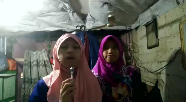  nama maryamah, usia 17 tahun, disini saya bersama kakak saya yang bernama Maulida,usia19thn.motivasikamiingincaripenglaman#voiceofr