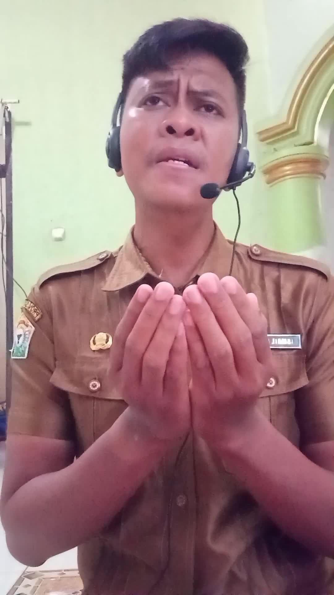 Ismail Ali 29 tahun. Asal Kab. Kolaka, Sulawesi Tenggara. Aparatur Sipil Negara. Motivasi Ingin Terkenal melalui syiar. #voiceoframadangtv