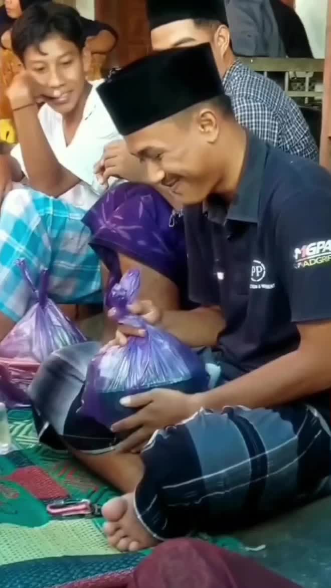 Senyum Penuh Makna