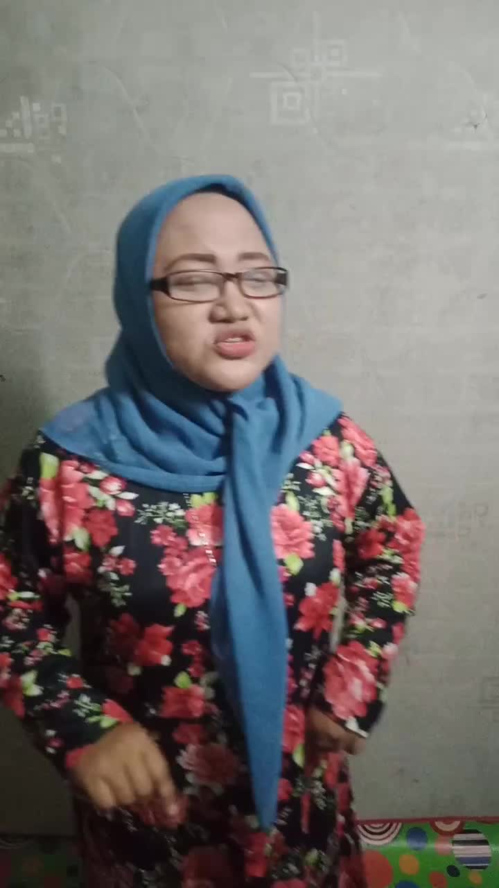 kuntilanak aja tetap tersenyum dan tertawa...