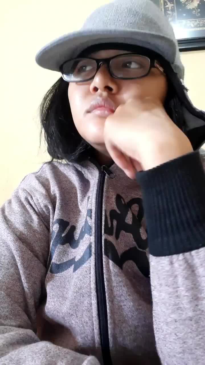 astagfirulloh. bener2 manusia ini. sebenernya pengen gw tarik idungnya, tp topi gw juga ud mau kebuang makanya gw pegangin 🤣