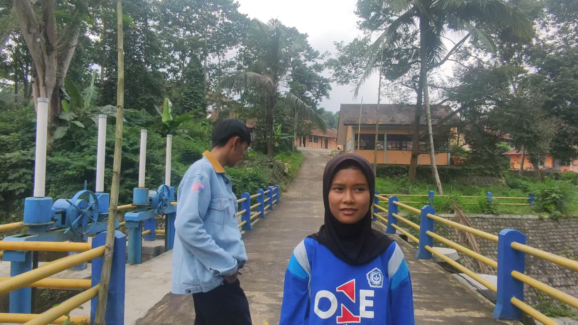 Acting film Dilan dan Milea di jembatan semoga terhibur...😄 suara produserna jelas pisan.