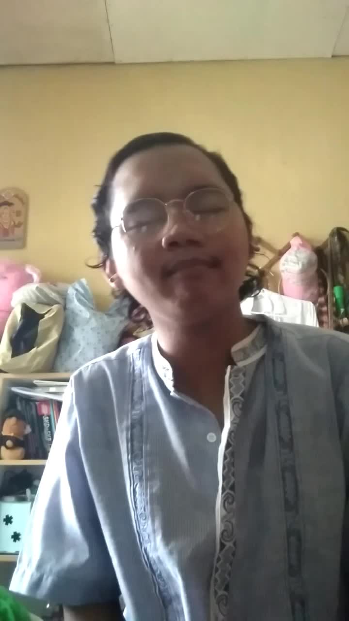 assalamualaikum guys nama aku Haidar Qois Asal dari Jakarta Selatan umur ku 23 tahun judul lagu nya ya Maulana dari sabyan