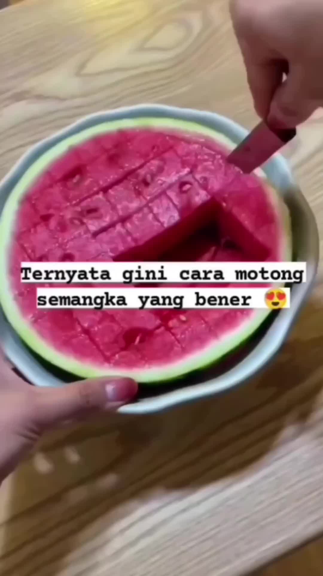 Cara Memotong Semangka Yang Benar