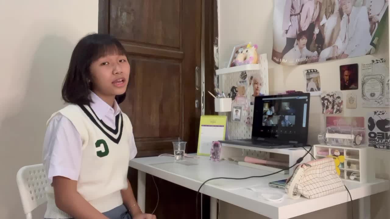 Halo semua,
Namaku Jessica Aurelia Kristanta, umur 15 dan saat ini kelas 11 SMA.
Maaf banget, baru upload video skrg, karena beberapa minggu