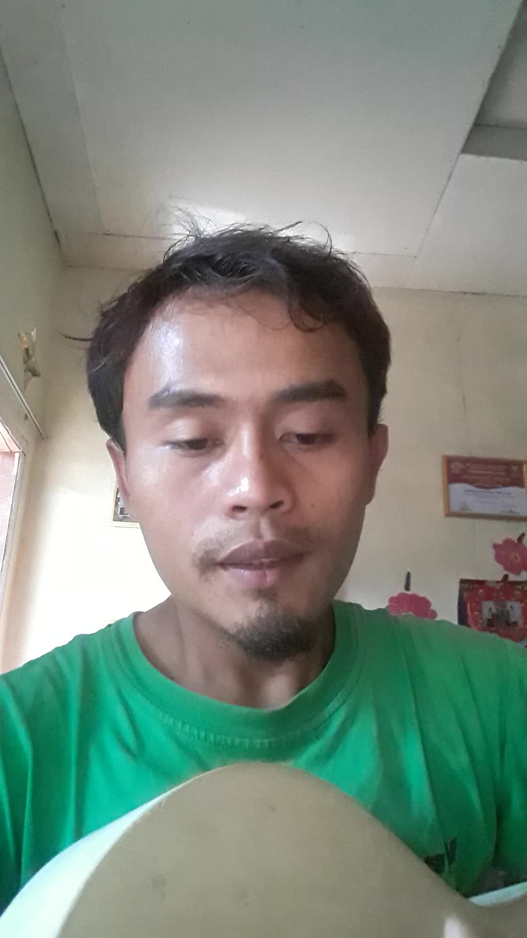 aslmkm wr wb'''perkenalkan nama saya gugun gunawan usia 29thn tinggal d kota sukabumi pekerjaan seorang pengrajin kayu alias meubel kecil2an
