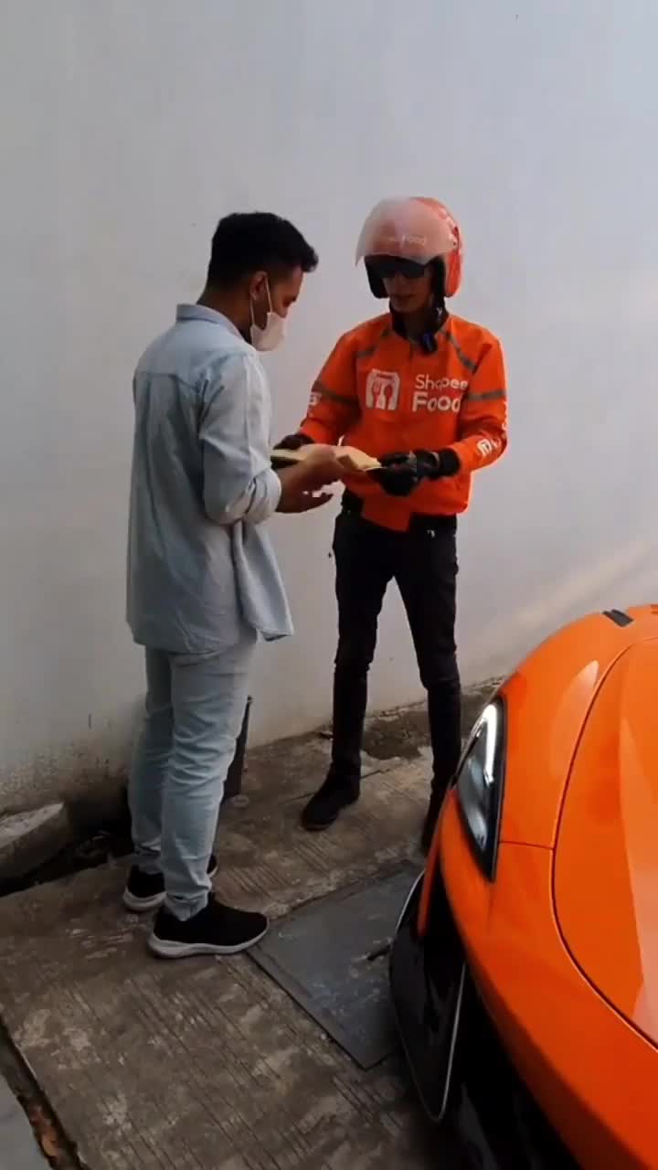 #Saat sultan jadi kurir Shopee: • Butuh duit 🚫 • Ngisi waktu luang ✅ *Udah kaya dari sananya ya ini 😎
