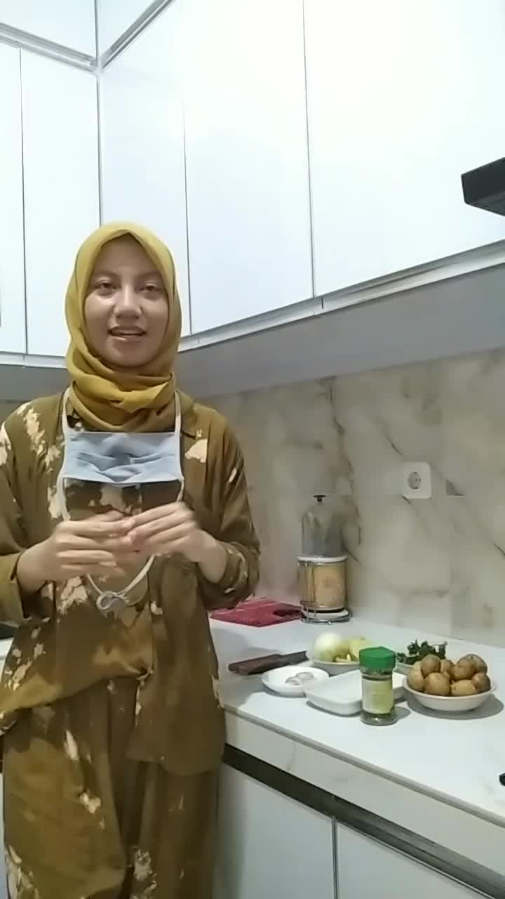 Nama: Ivone Rizka F. 26 th Asal kota Tangerang Selatan. Pekerjaan: jaga kosan,Roasted Chicken. Audisi online masterchef indonesia season 8. 